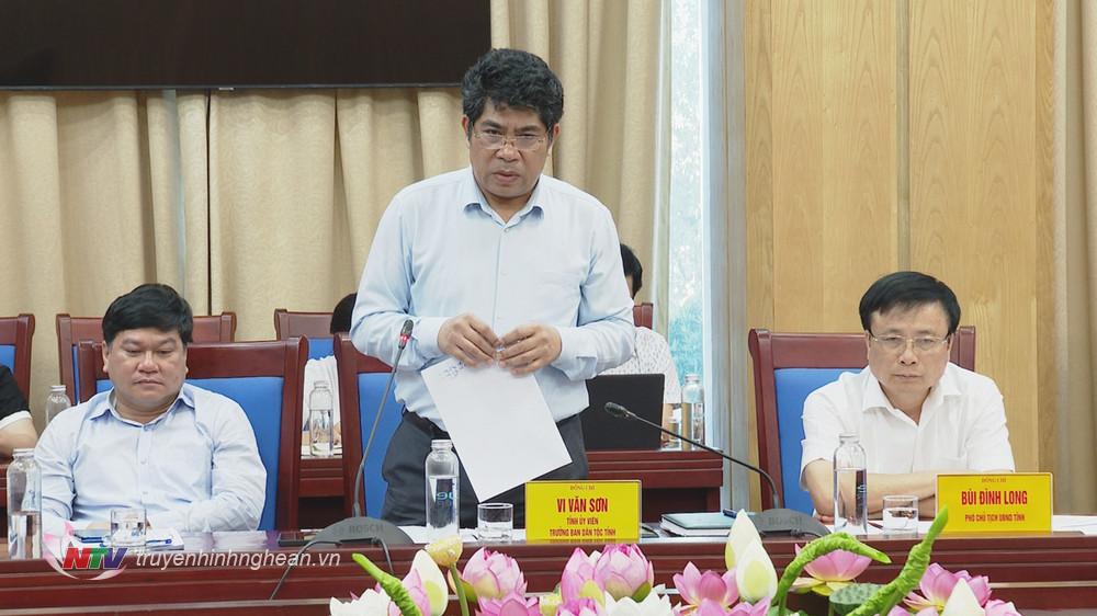 Trưởng ban Dân tộc tỉnh Vi Văn Sơn báo cáo tại cuộc làm việc.