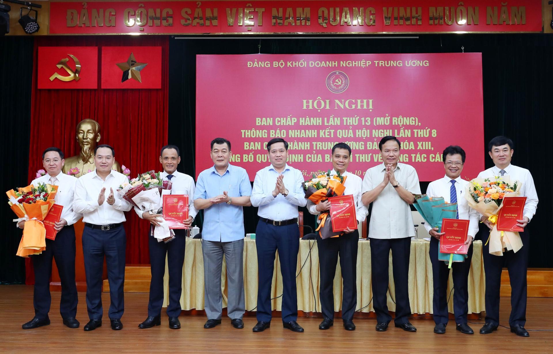 Thường trực Đảng uỷ Khối Doanh nghiệp Trung ương trao Quyết định và tặng hoa cho các đồng chí được chỉ định tham gia Ban Chấp hành Đảng bộ Khối Doanh nghiệp Trung ương, nhiệm kỳ 2020 - 2025.