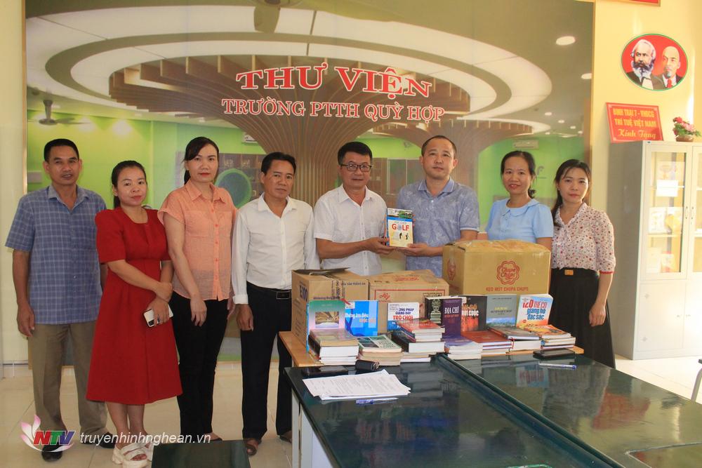Gần 200 đầu sách được luân chuyển về cho trường THPT Quỳ Hợp.