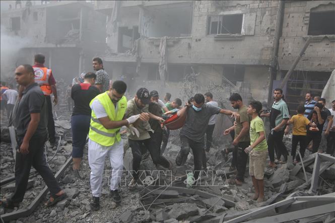 Lực lượng cứu hộ chuyển người bị thương sau loạt không kích của Israel xuống thành phố Rafah, Dải Gaza ngày 12/10/2023.