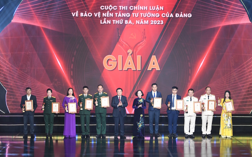 Đồng chí Trương Thị Mai và đồng chí Nguyễn Xuân Thắng trao giải cho tác giả, nhóm tác giả đoạt giải A