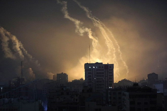 Khói bốc lên từ một cuộc không kích của Israel vào phía bắc Dải Gaza. Ảnh: AP