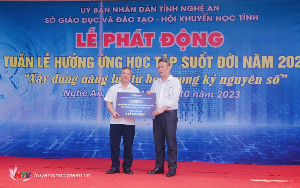 Trao các suất học bổng đào tạo tiếng Anh cho học sinh huyện Nam Đàn và thành phố Vinh tổng giá trị 1 tỷ 320 triệu đồng. 