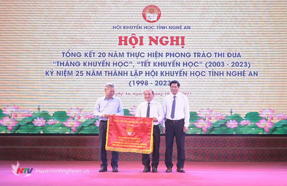 Trung ương Hội Khuyến học Việt Nam tặng Cờ thi đua xuất sắc cho Hội Khuyến học tỉnh Nghệ An.