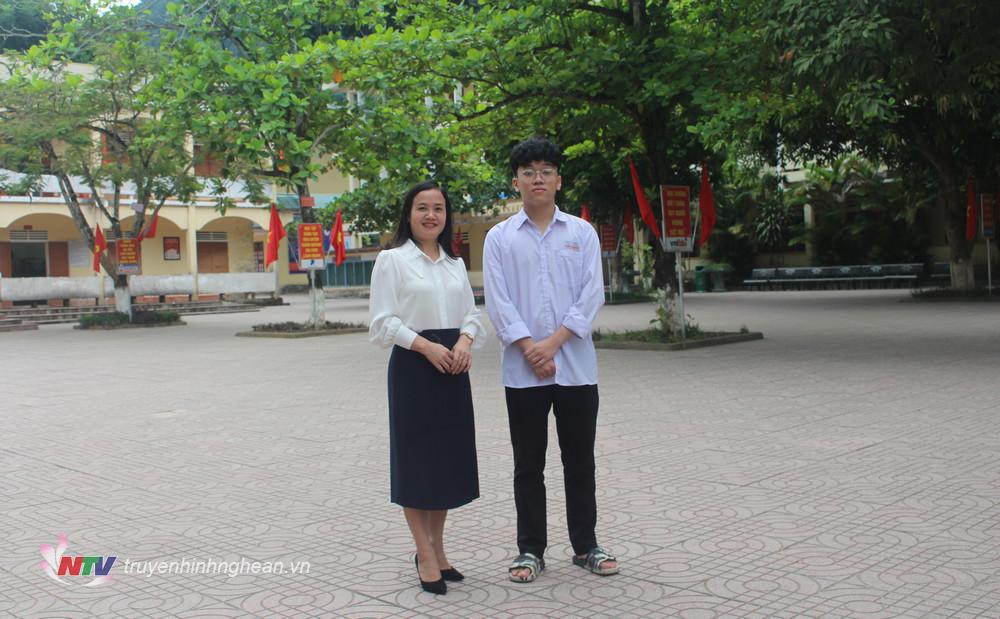 Huỳnh Thái Bảo chụp ảnh cùng cô giáo chủ nhiệm lớp, cũng là giáo viên trực tiếp bồi dưỡng môn Hóa