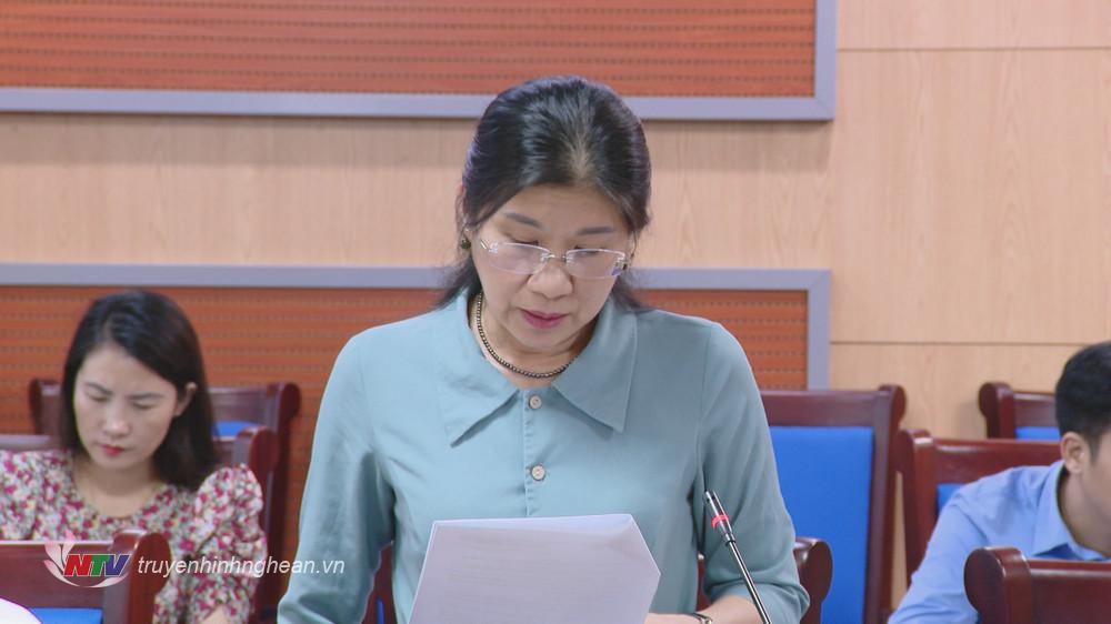 Trưởng ban Dân tộc HĐND tỉnh Lô Thị Kim Ngân báo cáo tại cuộc họp.