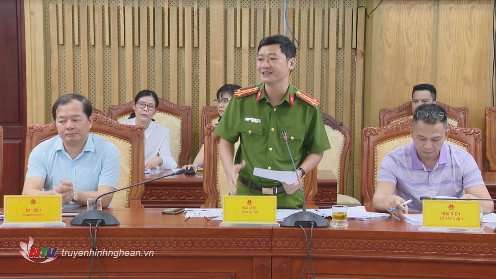 Thượng tá Trần Ngọc Tuấn, Phó Giám đốc Công an tỉnh  phát biểu tại hội nghị