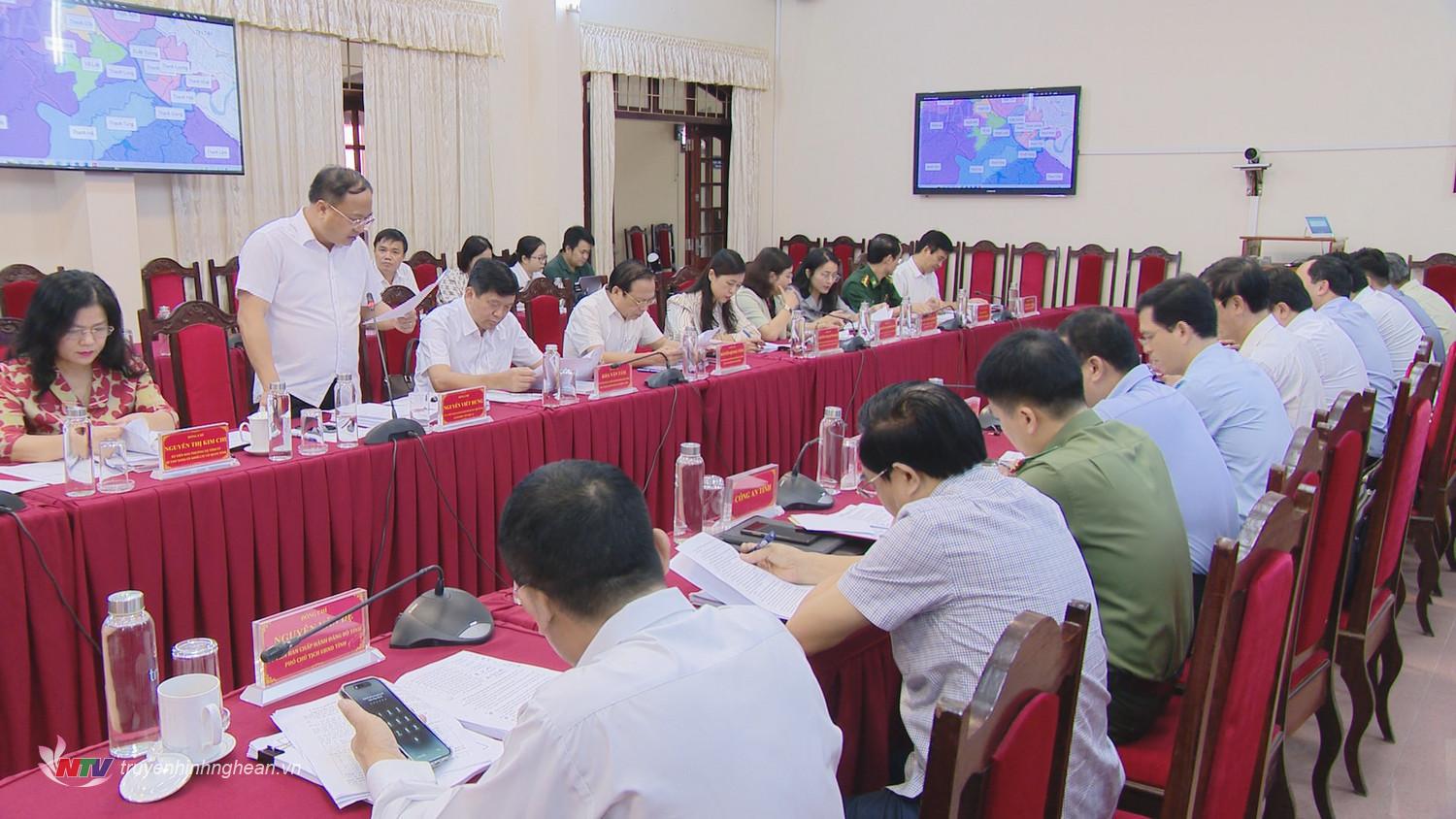 Đồng chí Nguyễn Viết Hưng - Giám đốc Sở Nội vụ phát biểu tại cuộc họp.