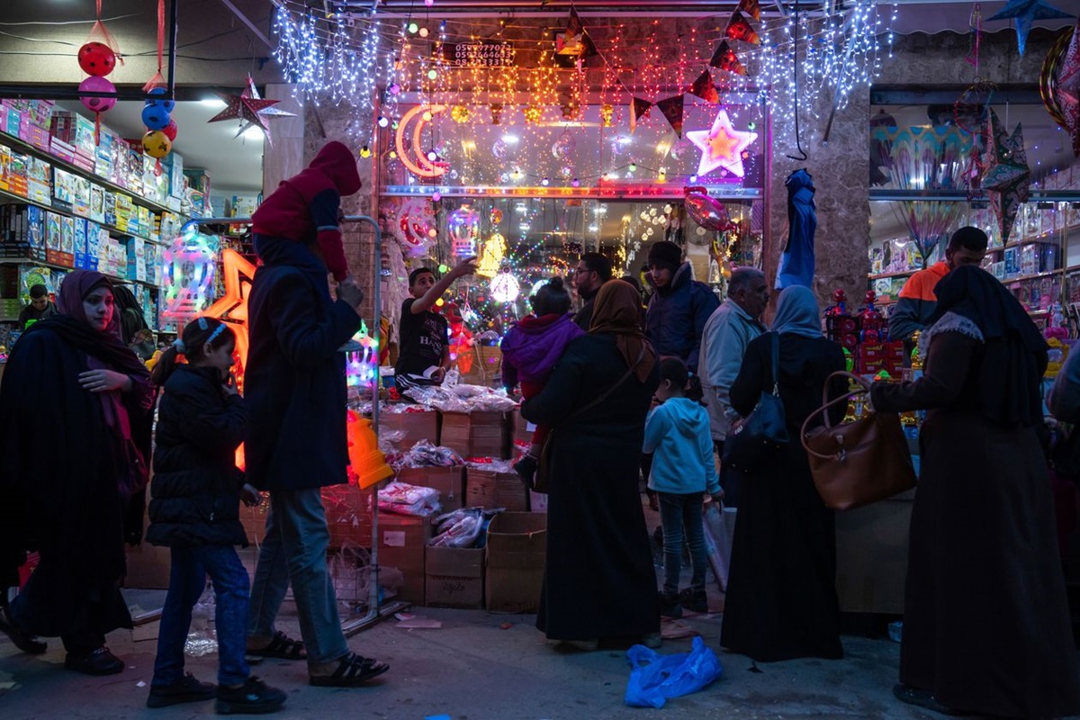 Người Palestine mua đèn và các đồ trang trí khác ở chợ Zawiya trước tháng chay Ramadan của người Hồi giáo tại thành phố Gaza hồi đầu năm. Ảnh: AP