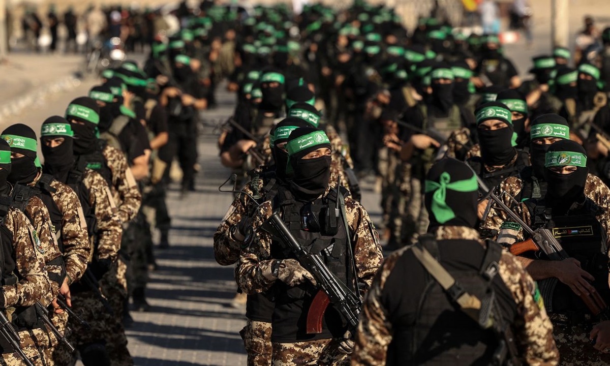 Các tay súng thuộc Lữ đoàn al-Qassam, cánh quân sự của Hamas, diễu hành ở Gaza năm 2022. Ảnh: AFP