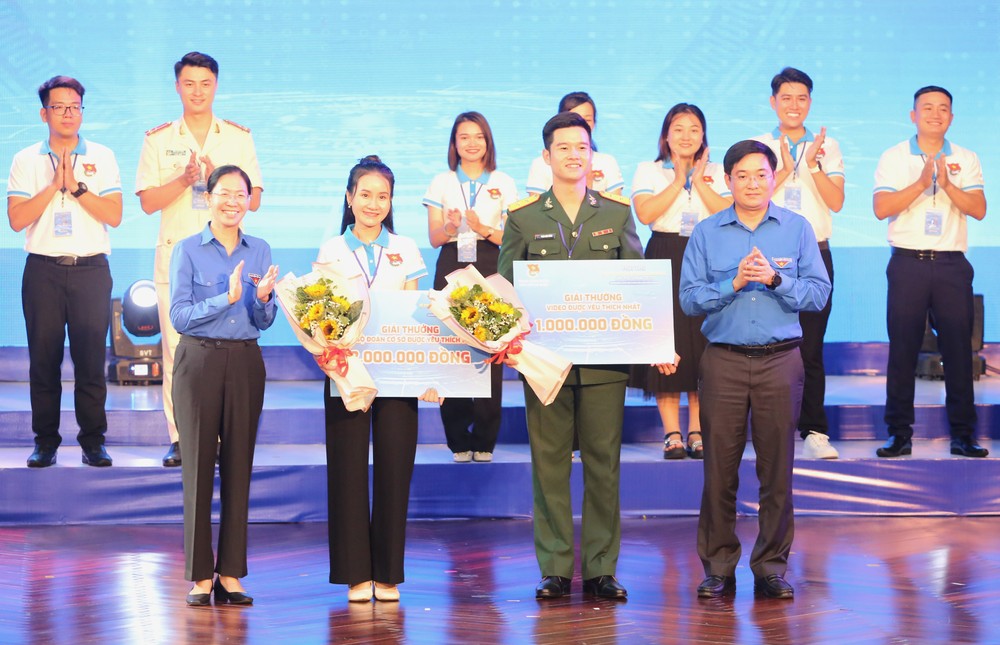 Ban Tổ chức trao các giải thưởng phụ hội thi cho thí sinh Kiên Trung và Thúy Hằng.