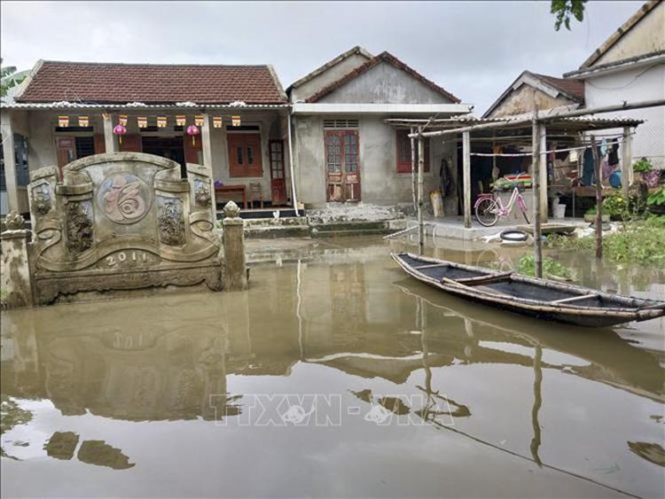 Mưa lớn gây ngập lụt vùng thấp trũng tỉnh Thừa Thiên - Huế. Ảnh: Mai Trang - TTXVN