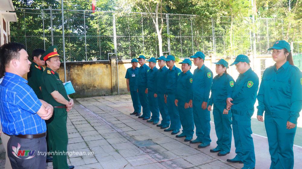 Đoàn công tác tiến hành kiểm tra chất lượng huấn luyện lực lượng Dân quân cơ động xã Xá Lượng, huyện Tương Dương
