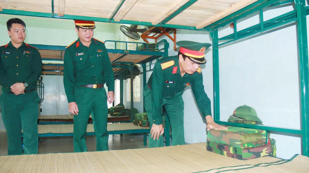 Đoàn công tác tiến hành kiểm tra sắp xếp nội vụ của quân nhân dự bị tham gia huấn luyện 