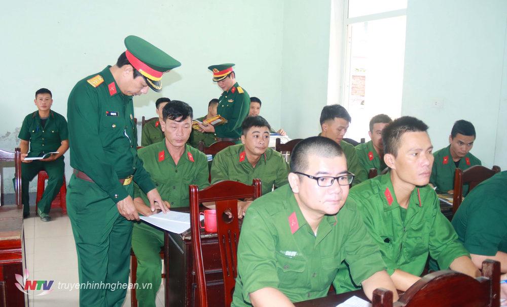 ại tá Đinh Bạt Văn, Phó Chỉ huy trưởng Tham mưu trưởng Bộ Chỉ huy Quân sự tỉnh và đoàn công tác tiến hành kiểm tra công tác huấn luyện, giáo dục chính trị