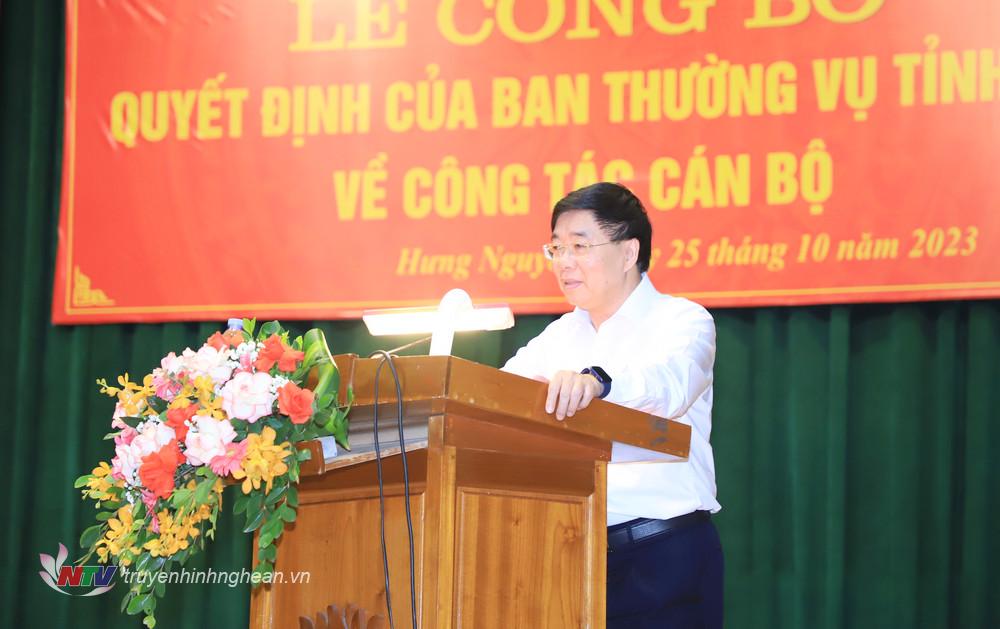 Phó Bí thư Thường trực Tỉnh ủy Nguyễn Văn Thông phát biểu giao nhiệm vụ cho tân Bí thư Huyện ủy Hưng Nguyên. 