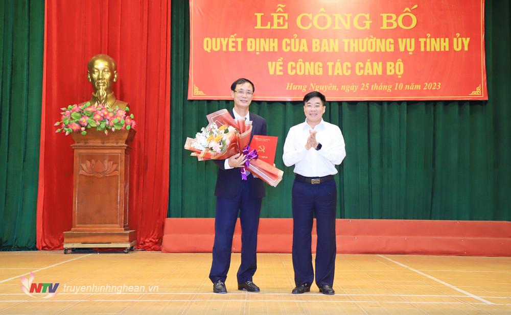 Phó Bí thư Thường trực Tỉnh uỷ Nguyễn Văn Thông trao Quyết định và tặng hoa chúc mừng tân Bí thư Huyện uỷ Hưng Nguyên.