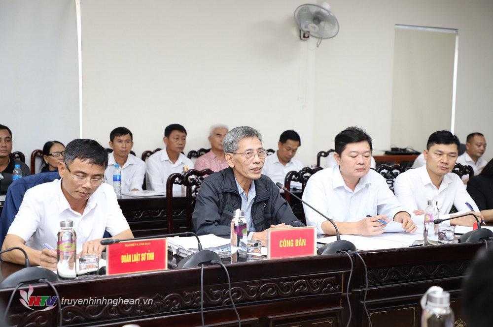 Ông Phạm Thanh Lam (trú xóm Phúc Điền, xã Hưng Tây, huyện Hưng Nguyên) đại diện cho các công dân trình bày nội dung kiến nghị.
