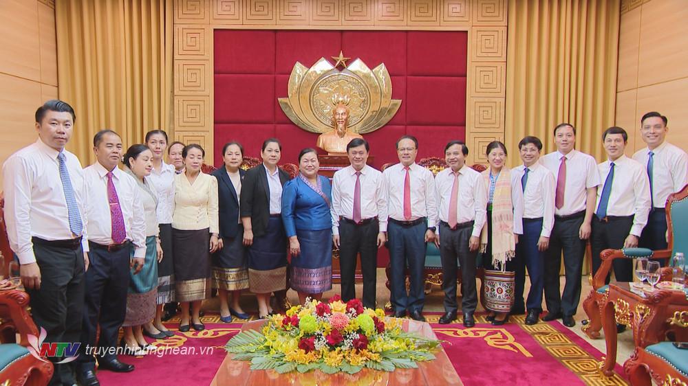 Các đồng chí lãnh đạo tỉnh chụp ảnh lưu niệm cùng các đồng chí trong đoàn công tác HĐND Thủ đô Viêng Chăn, CHDCND Lào.
