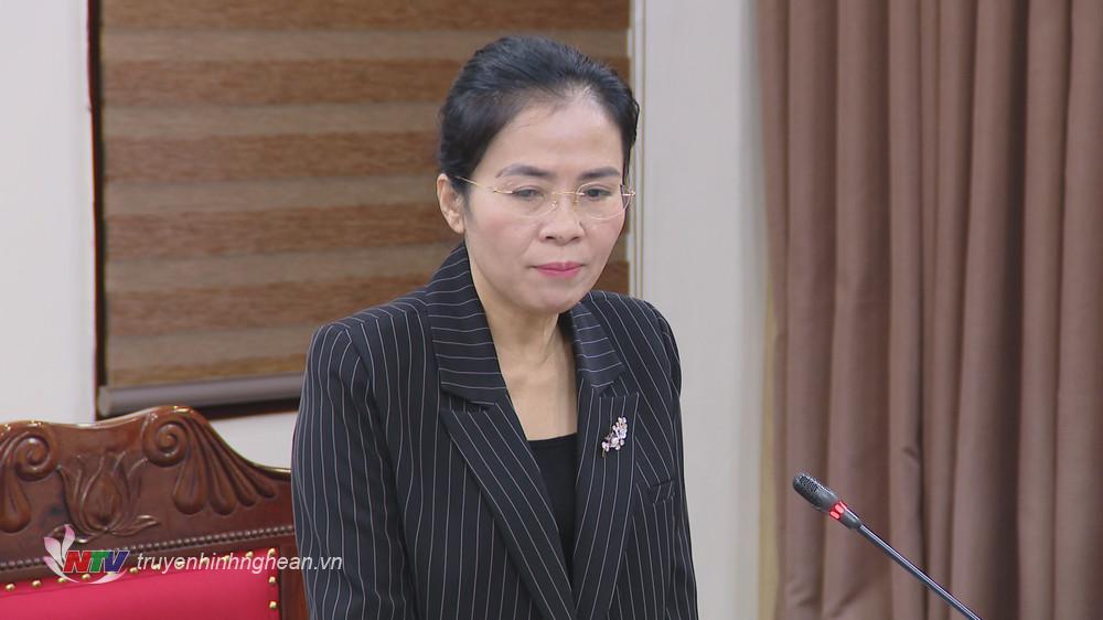 Chủ tịch UBMTTQ tỉnh Võ Thị Minh Sinh phát biểu tại cuộc họp.