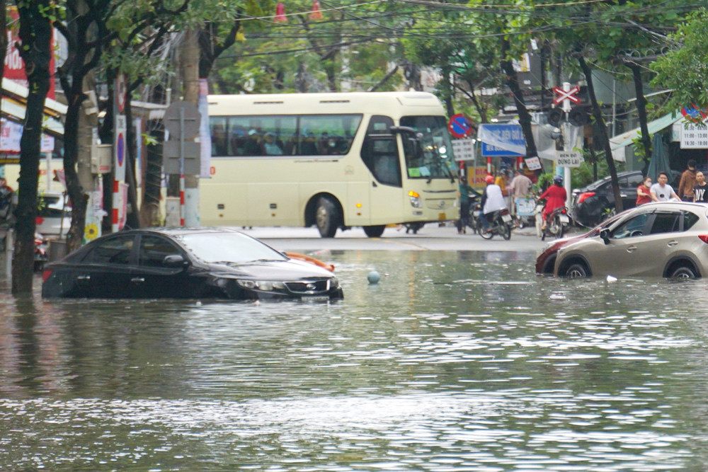 Lần đầu tiên trong lịch sử, cơ quan khí tượng đưa ra mức cảnh báo mưa lớn cao nhất cho Đà Nẵng và Thừa Thiên Huế.