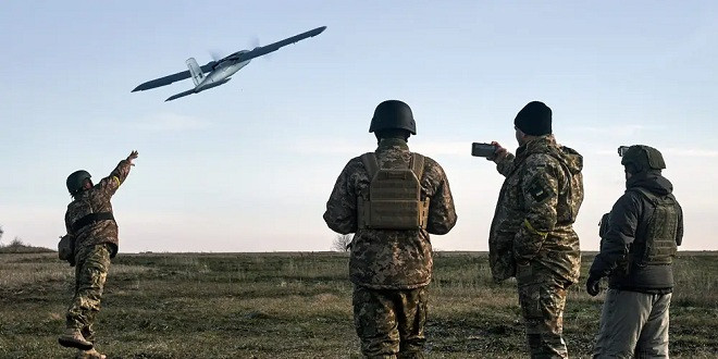 Lính Ukraine sử dụng UAV ở gần vùng xung đột Bakhmut. Ảnh: AP