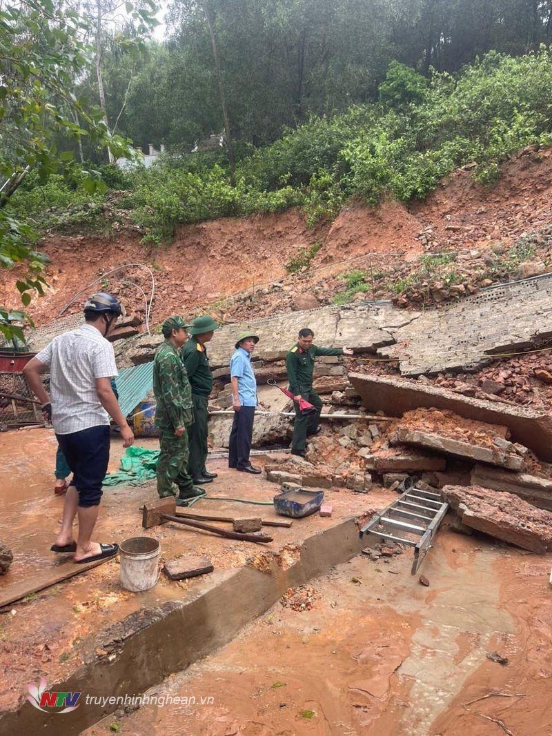 Đoàn công tác của huyện do Bí thư Huyện uỷ Dương Đình Chỉnh dẫn đầu kiểm tra khu vực xảy ra  sạt lở.