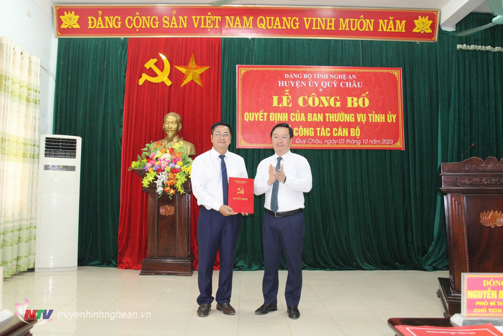 Đồng chí Nguyễn Đức Trung - Phó Bí thư Tỉnh uỷ, Chủ tịch UBND tỉnh trao quyết định cho đồng chí Nguyễn Thanh Hoài. 