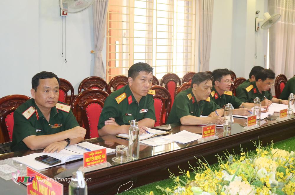 Thủ trưởng Bộ Tư lệnh Quân khu và các cơ quan Quân khu làm việc với đoàn kiểm tra.
