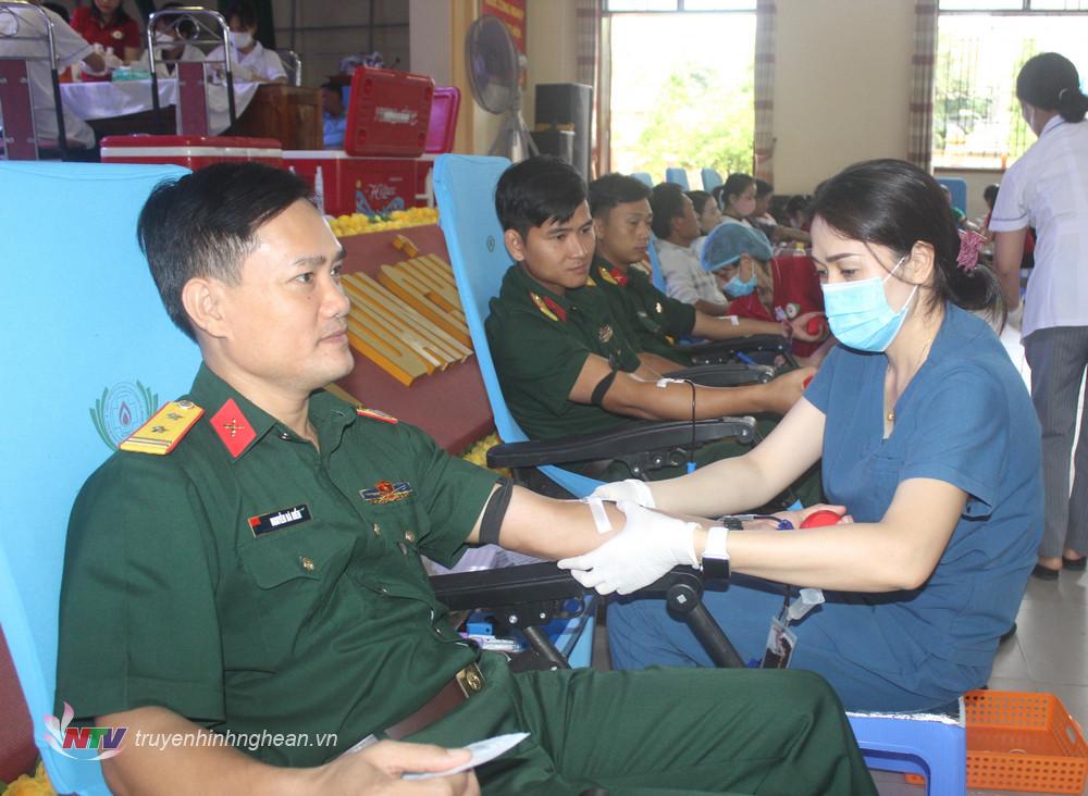 Cán bộ, chiến sỹ Lữ đoàn Pháo binh 16 tham gia ngày hội hiến máu tình nguyện