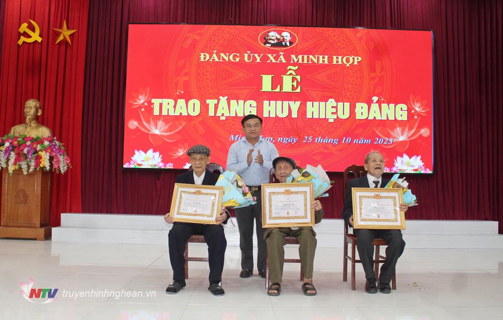 Trưởng ban Dân vận Tỉnh uỷ Ngọc Kim Nam trao tặng Huy hiệu 75 tuổi Đảng cho các đảng viên