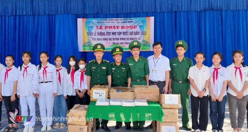 Đồn Biên phòng Môn Sơn, BĐBP Nghệ An đã phối hợp nhà trường trao tặng sách giáo khoa cho các em học sinh Trường THCS Môn Sơn 