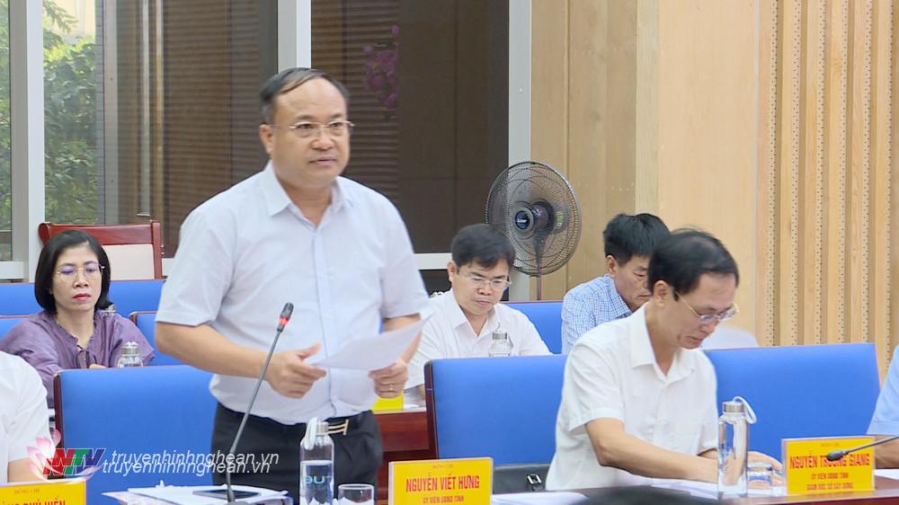 Giám đốc Sở Nội vụ Nguyễn Viết Hưng báo cáo tại phiên họp