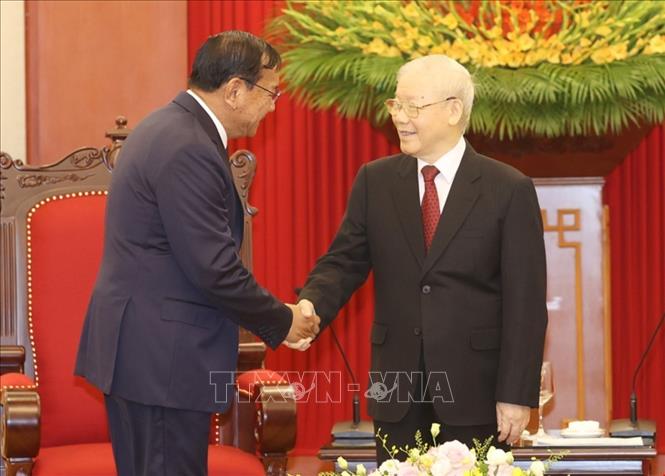 Tổng Bí thư Nguyễn Phú Trọng tiếp Trưởng Ban Đối ngoại Trung ương Đảng Nhân dân Campuchia Prak Sokhonn. 