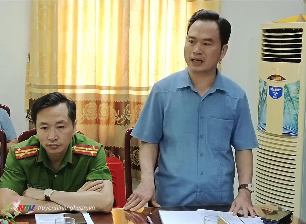Đồng chí Nguyễn Văn Chiến - Phó Chủ tịch UBND huyện Thanh Chương nêu những khó khăn, vướng mắc trong thực tiễn triển khai các cơ chế, chính sách liên quan đến đội ngũ cán bộ, công chức. 