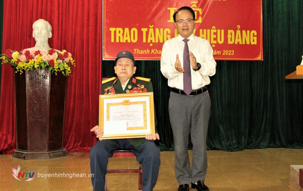 Đồng chí Nguyễn Nam Đình trao tặng Huy hiệu 75 năm tuổi Đảng cho đảng viên Nguyễn Phương Du ở chi bộ Đông Nam Sơn, xã Thanh Khai. 