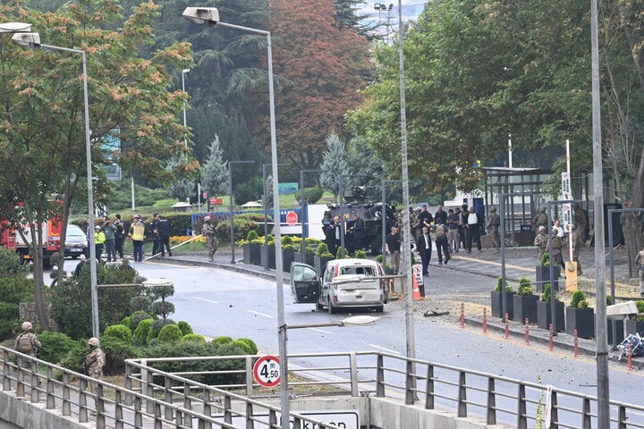 Bên ngoài trụ sở Bộ Nội vụ Thổ Nhĩ Kỳ sau vụ tấn công sáng 1/10. (Ảnh: Anadolu Agency)