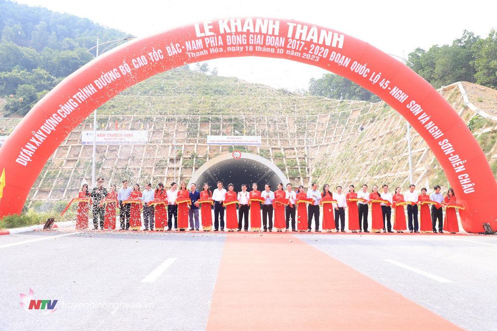 Phó Thủ tướng Chính phủ Nguyễn Hồng Hà cũng lãnh đạo các tỉnh trong dự án cắt băng thông hầm