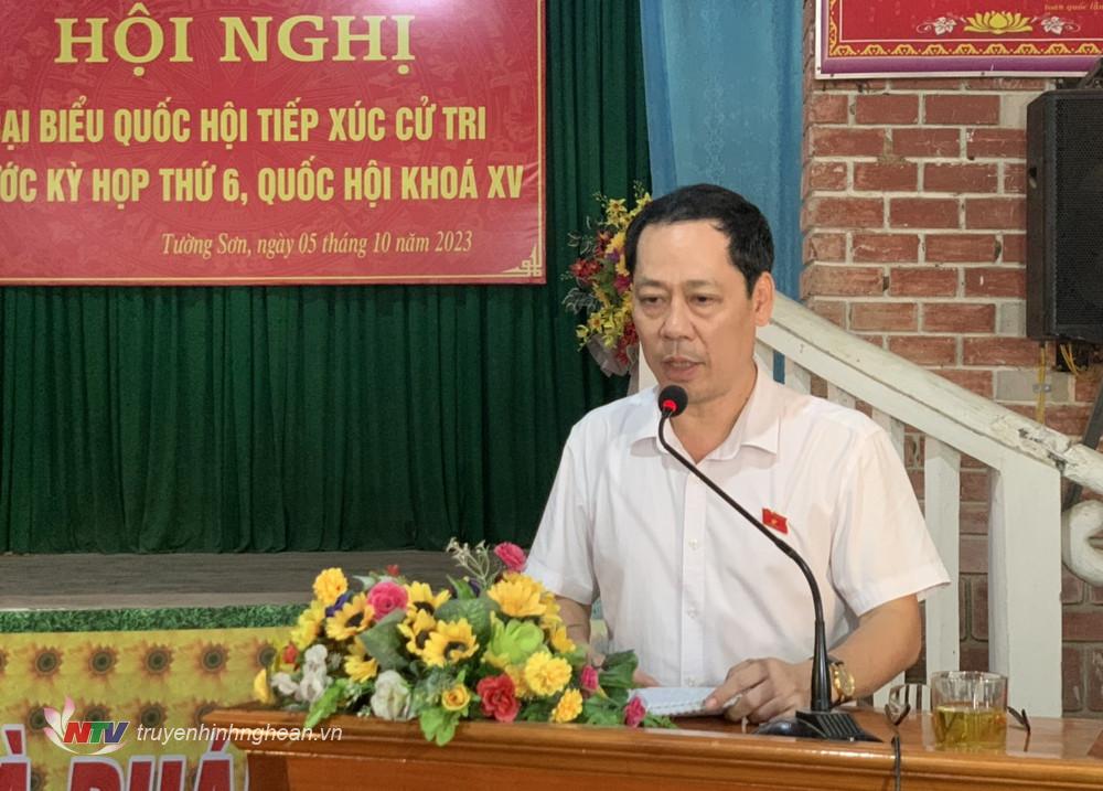 Ông Trần Nhật Minh - Ủy viên Ủy ban pháp luật của Quốc hội, Đại biểu chuyên trách Đoàn ĐBQH tỉnh phát biểu tại hội nghị.