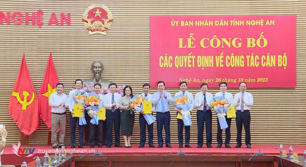 Chủ tịch UBND tỉnh Nguyễn Đức Trung trao Quyết định; lãnh đạo UBND tỉnh, Đảng ủy Khối Các cơ quan tỉnh, Ban Tổ chức Tỉnh ủy tặng hoa chúc mừng các đồng chí được bổ nhiệm.