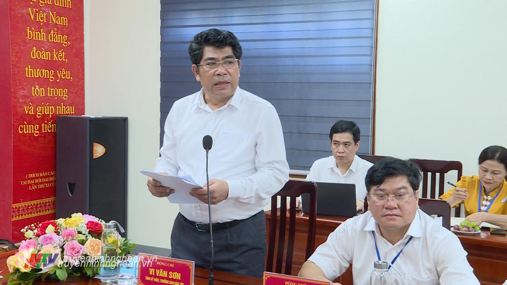 Trưởng Ban Dân tộc tỉnh Vi Văn Sơn báo cáo tại cuộc làm việc.