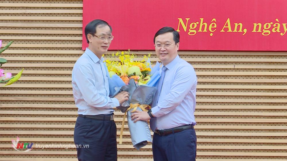 Chủ tịch UBND tỉnh Nguyễn Đức Trung tặng hoa chúc mừng đồng chí Nguyễn Trường Giang trên cương vị mới.