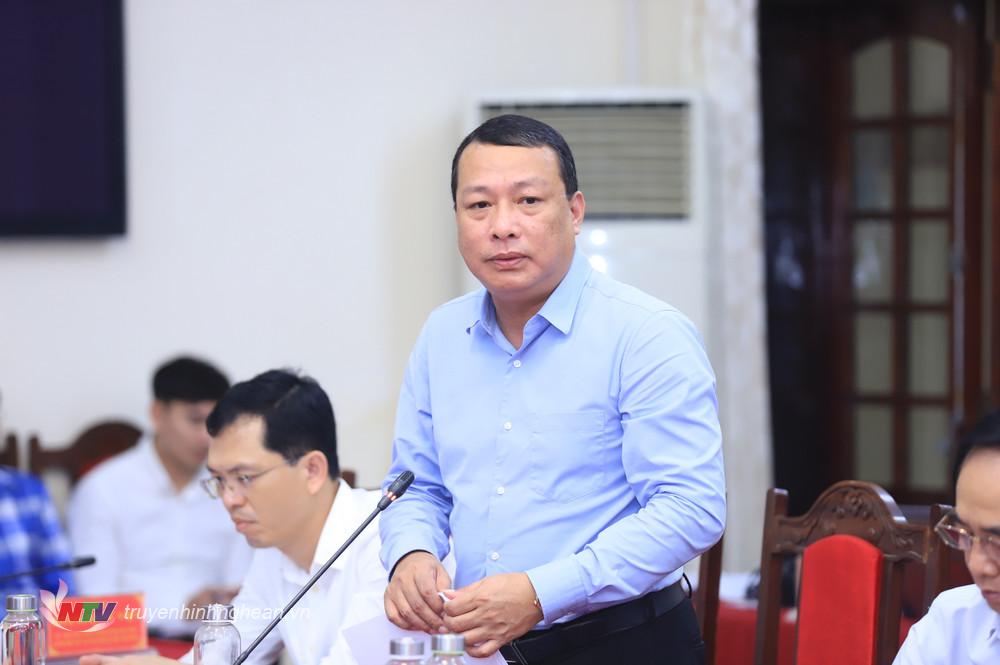 Đồng chí Phạm Hồng Quang - Ủy viên Ban Chấp hành Đảng bộ tỉnh, Giám đốc Sở Kế hoạch và Đầu tư phát biểu phân tích, làm rõ thêm một số nội dung trong dự thảo Chương trình hành động thực hiện Nghị quyết số 39-NQ/TW. 