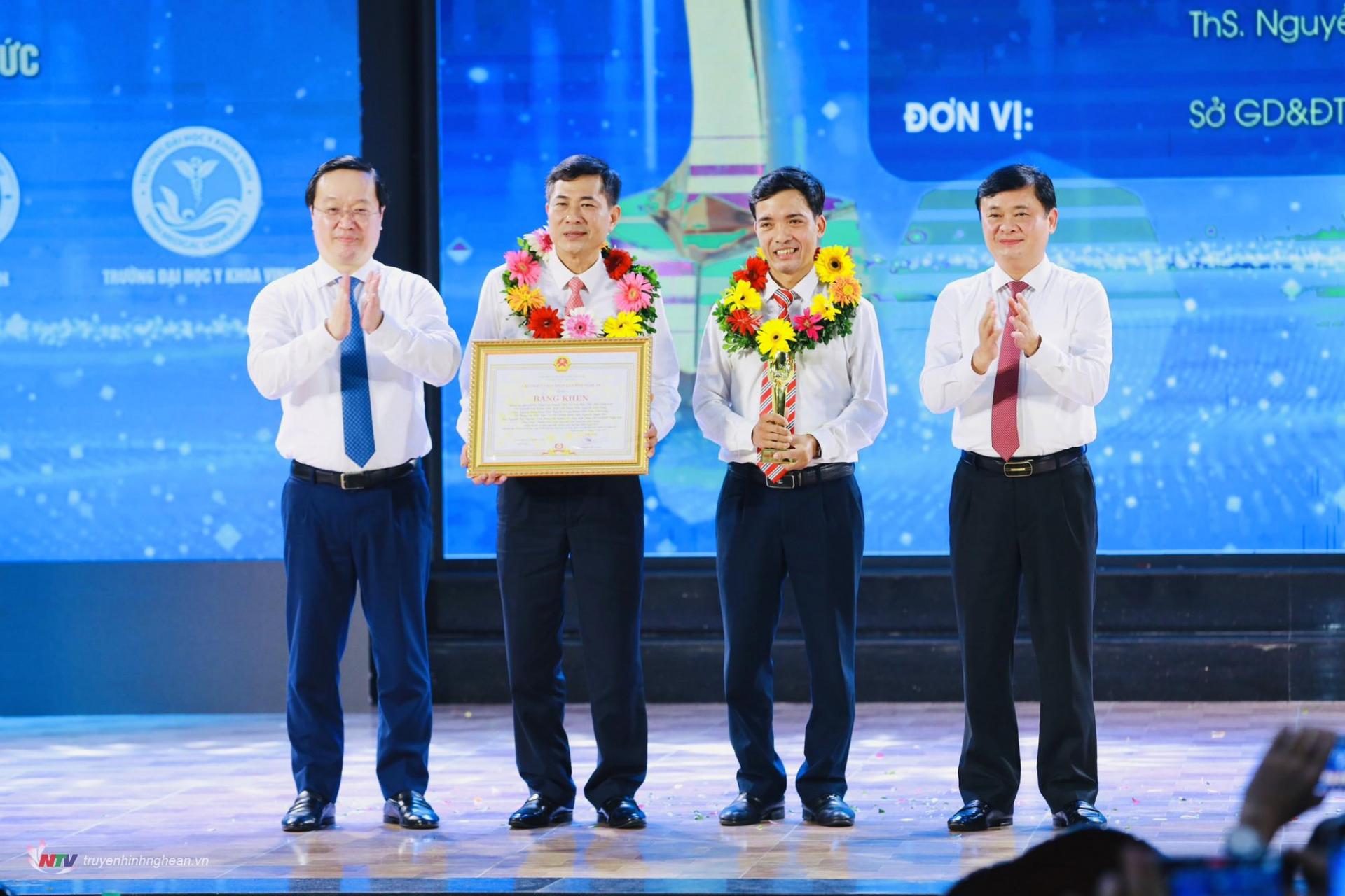 Bí thư Tỉnh ủy Thái Thanh Quý, Chủ tịch UBND tỉnh Nguyễn Đức Trung trao Giải thưởng Sáng tạo Khoa học và Công nghệ cho nhóm tác giả, tác giả đạt giải Đặc biệt. 