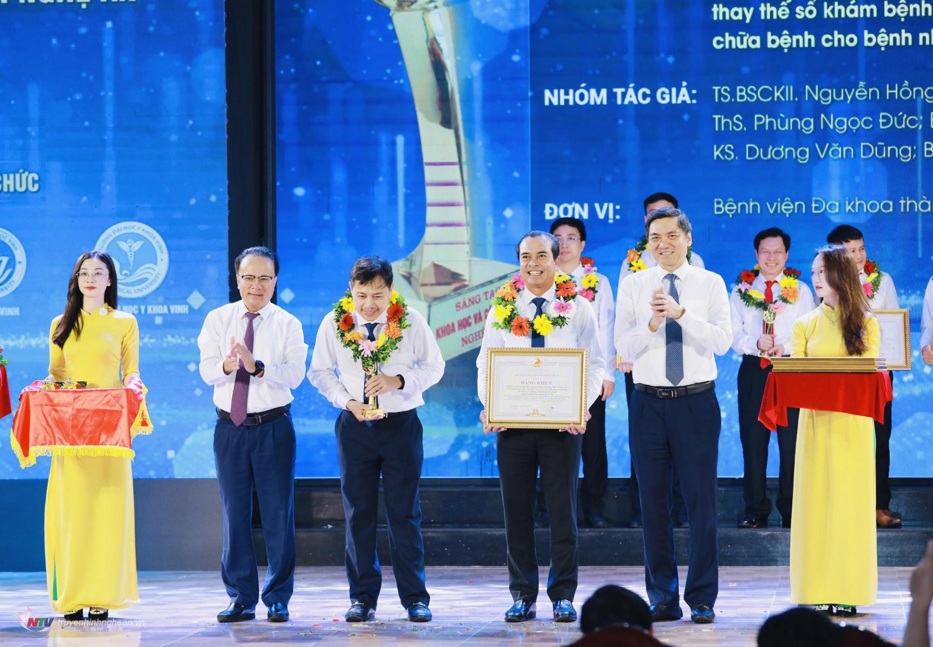 Phó Bí thư Tỉnh ủy Hoàng Nghĩa Hiếu và Phó Chủ tịch Thường trực HĐND tỉnh Nguyễn Nam Đình trao Giải thưởng Sáng tạo khoa học và công nghệ cho nhóm tác giả, tác giả đạt giải Nhất. 