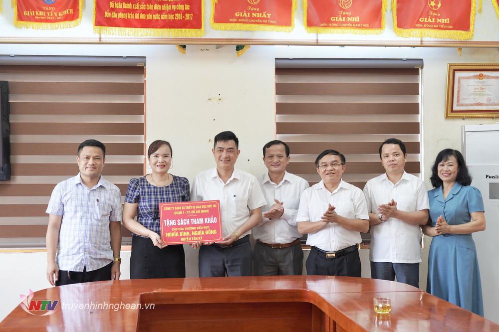Trưởng Ban Dân vận Tỉnh ủy Ngọc Kim Nam cùng đoàn công tác trao tặng sách tham khảo cho các nhà trường.