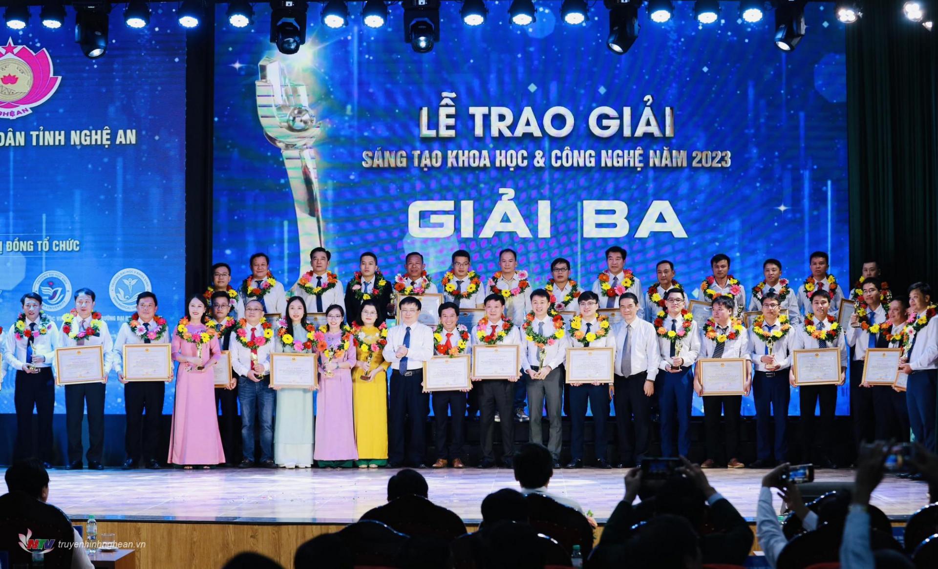 Phó Chủ tịch UBND tỉnh Bùi Đình Long và Phó Giám đốc Học viện KH&CN và ĐMST Nguyễn Ngọc Song trao thưởng cho các nhóm tác giả,  tác giả đạt giải Ba.