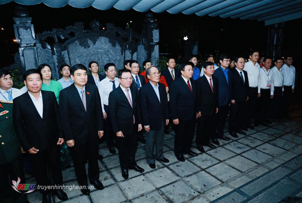 Các đồng chí lãnh đạo, nguyên lãnh đạo Đảng, Nhà nước, tỉnh Nghệ An về dâng hoa, dâng hương tại Khu Di tích lịch sử Quốc gia Truông Bồn. 