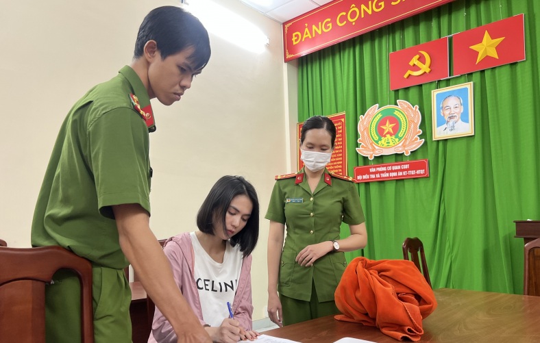 Tống đạt các quyết định khởi tố bị can, bắt tạm giam với Trần Thị Ngọc Trinh.