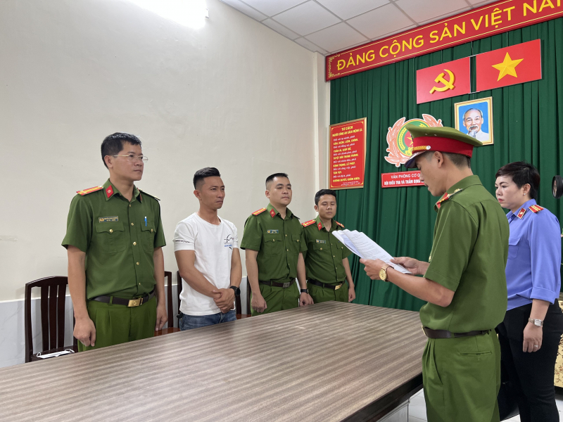 Tống đạt các quyết định khởi tố bị can, bắt tạm giam với Trần Xuân Đông.